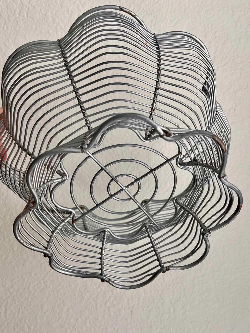 Vintage Metal Wire Fruit Basket Granny Kitchen Centerpiece Pedestal Bowl MCM